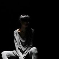 的忧伤性感女生黑白非主流头像爱情要在不断的经历中去慢慢的长大