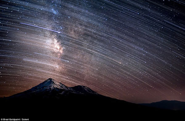 爬上高山拍摄最真实的星空图像美国摄影师拍摄的壮观星空景象 爬上高山拍摄最真实的星空图像美国摄影师拍摄的壮观星空景象